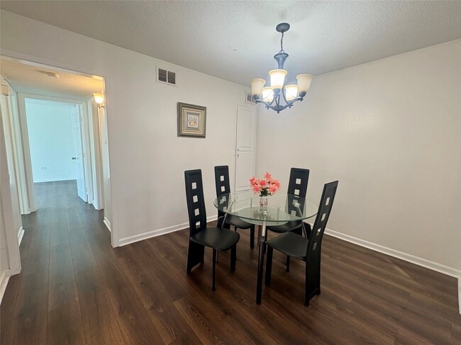 Building Photo - 2744 Briarhurst Dr