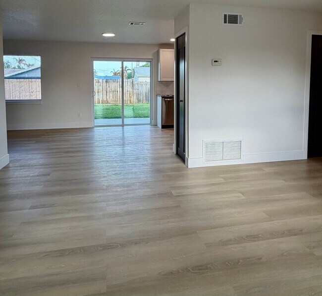 Building Photo - Adorable Makeover Melbourne Florida-Close to Wickham Rd.
