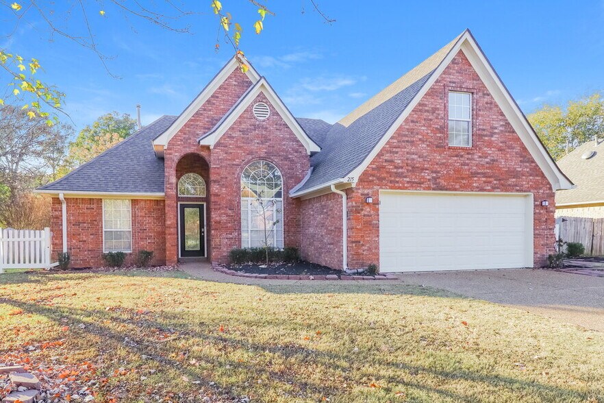 Building Photo - 215 Lakewood Dr