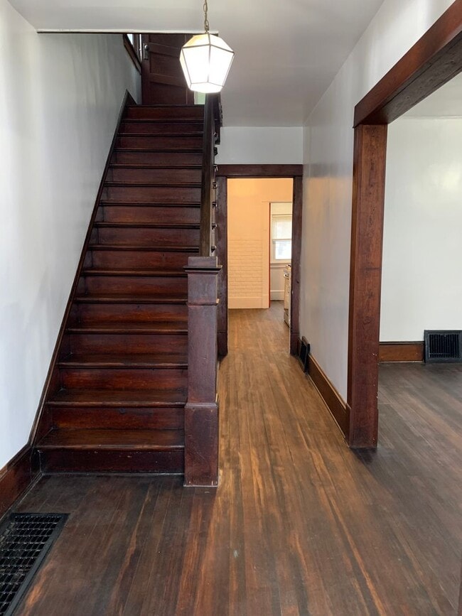 Building Photo - 3 Bedroom Single-Family Home