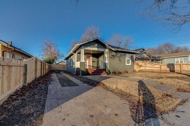 Building Photo - Dreamy Craftsman 3/2 Expertly Remolded