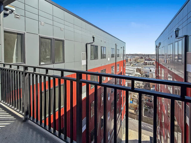 Building Photo - 2400 E Huntingdon St