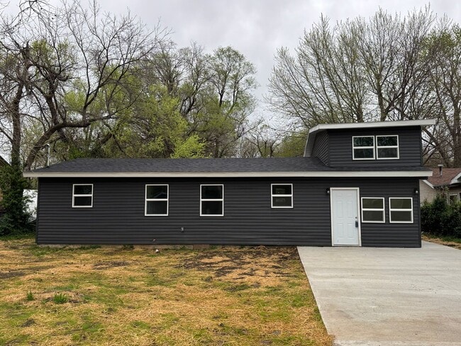 Building Photo - Rent to Own this beautiful 4 Bedroom 2 Ful...