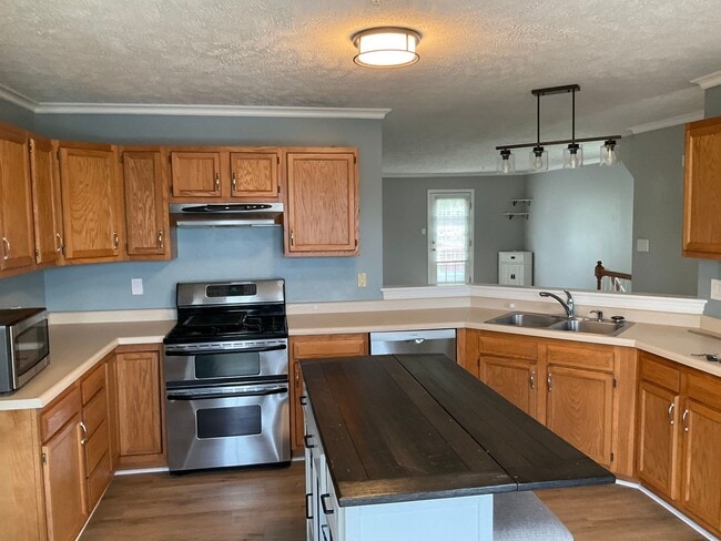 Building Photo - Large 3 Bedroom 2.5 bath townhome with additional finished room.