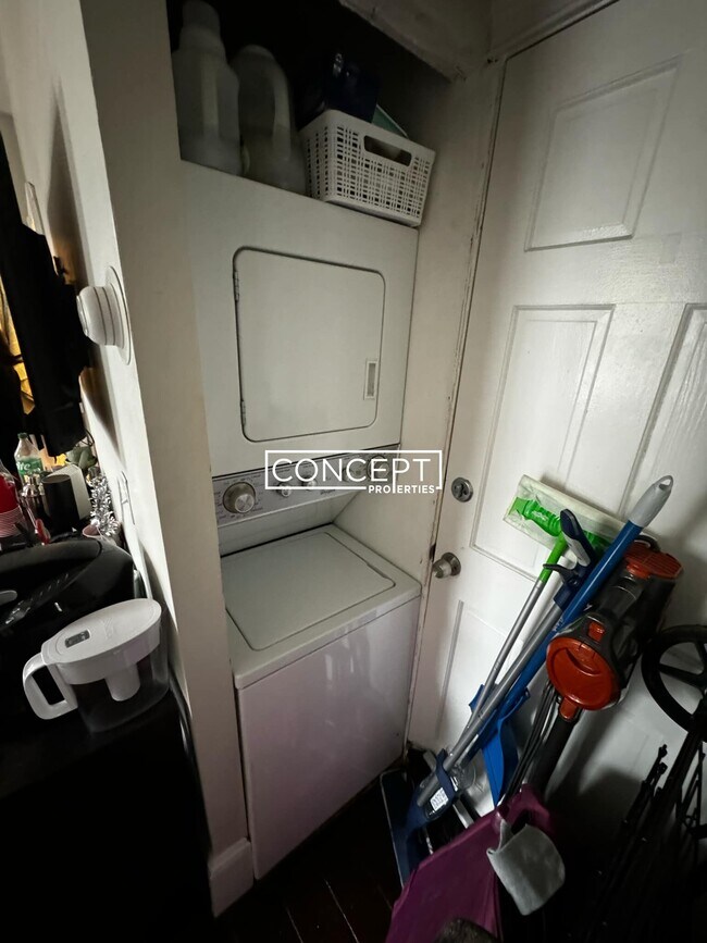 Building Photo - 717 Parker St