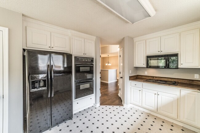 Building Photo - 2014 Fairway Hills Dr