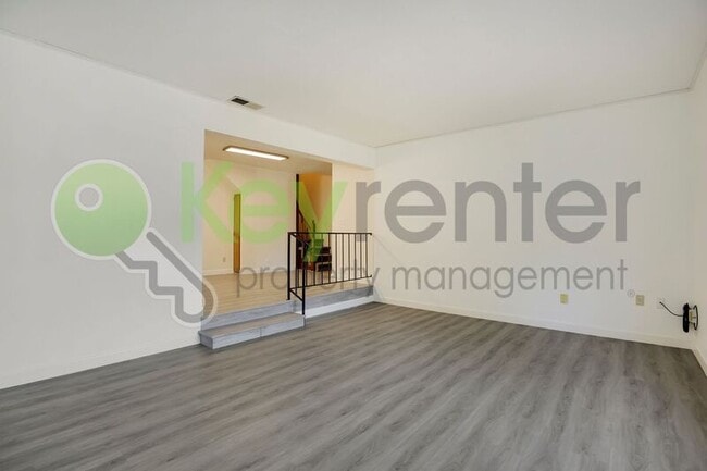 Building Photo - 809 N Hobson Ave