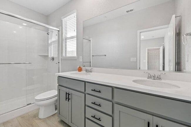 Building Photo - Beautiful Former Model Home For Rent! All the upgrades!