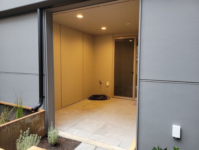 Building Photo - Newer Ballard Townhome with Plenty of Outdoor Space for Rent