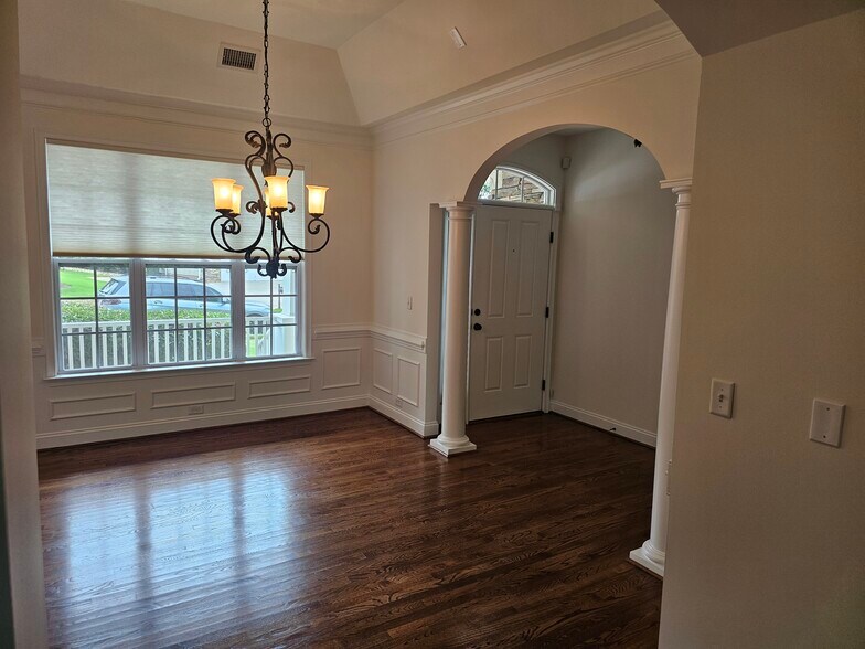 Building Photo - 212 Medford Dr