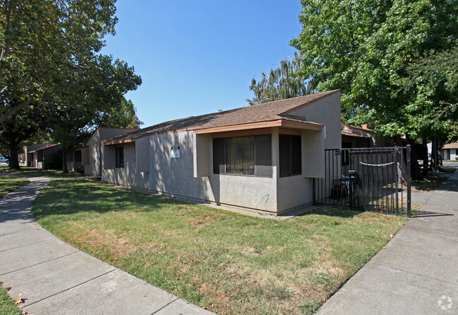 Building Photo - Oak Park