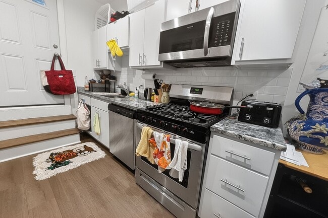 Building Photo - Newly Renovated 1 BR in Loyola on Lovely Quiet Block