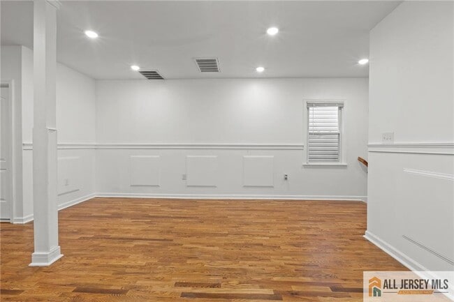 Building Photo - 362 1/2-362 New St