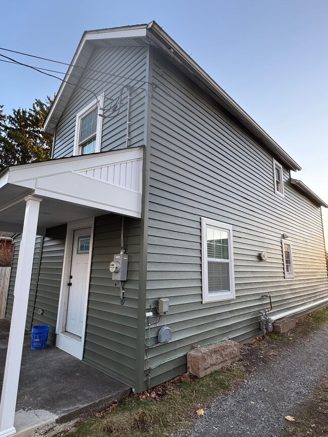 Building Photo - Modern Country Living