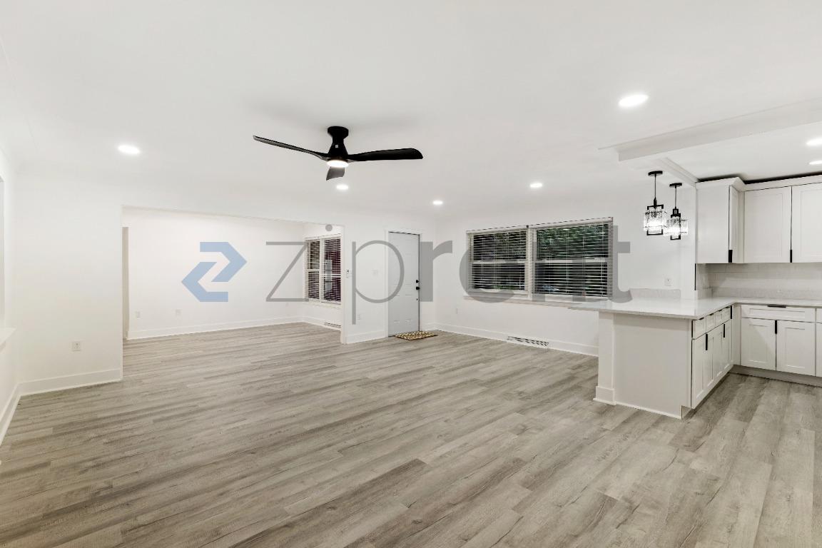 Building Photo - Unit