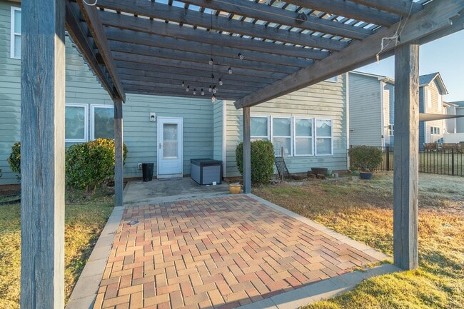 Building Photo - Spacious 4 Bedroom, 3.5 Bath Home for Rent in Pineville!