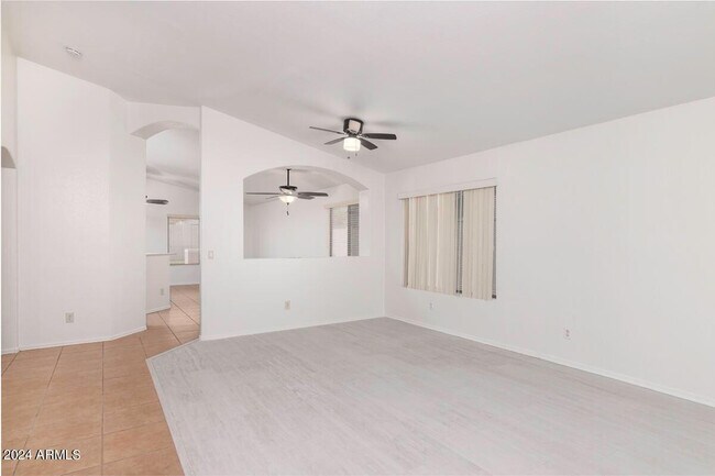 Building Photo - 537 E Appaloosa Rd
