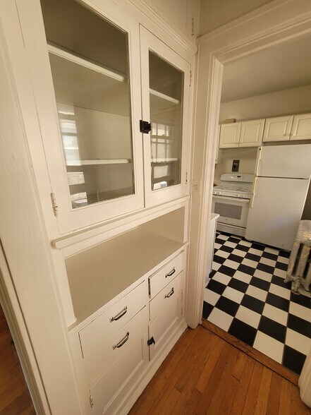 Building Photo - 2541 N Lake Dr