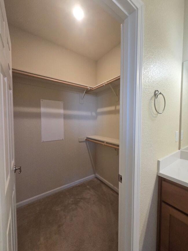 Building Photo - 3 Br 2 Bath Available 12/1