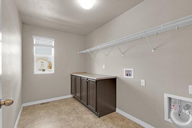 Building Photo - Beautiful home available to move in 08/04/...