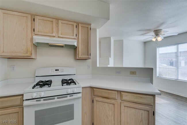 Building Photo - 698 S Racetrack Rd