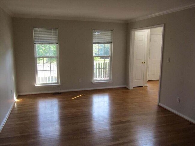 Building Photo - 537 Forest Hill Dr