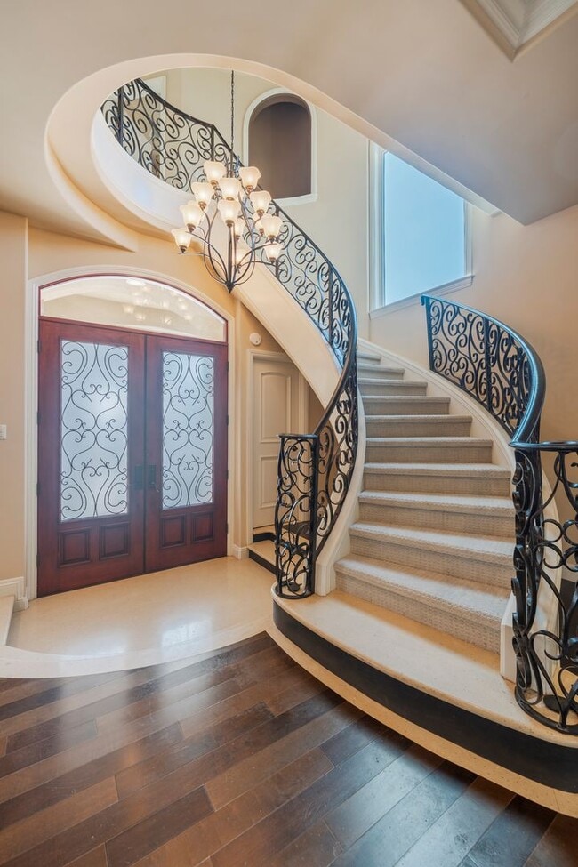 Building Photo - Luxury Detached Townhome in Redondo Beach