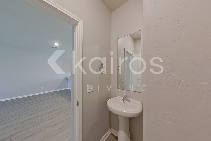 Building Photo - 721 St James Pl