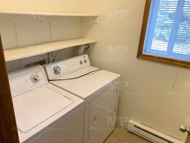 Building Photo - 531-533 Strachan Dr