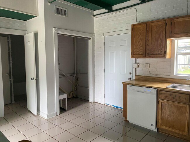 Building Photo - 428 W Locust St