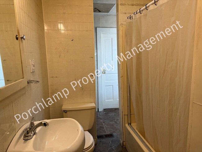 Building Photo - 749 Spencer St NE