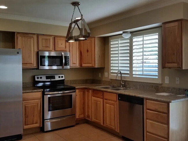 Building Photo - 303 W Scott Ave