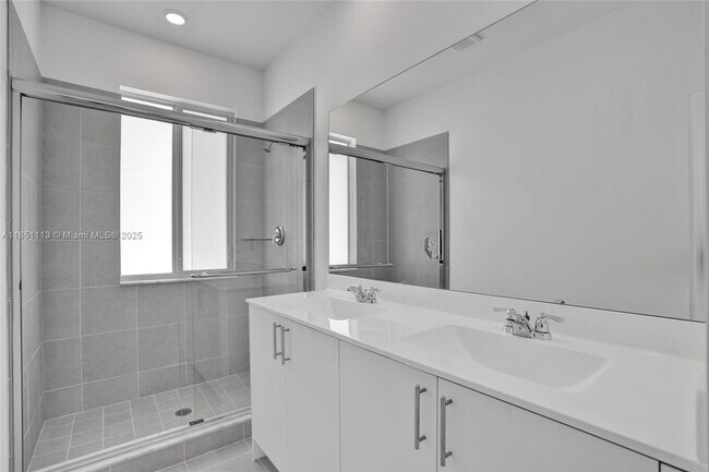 Building Photo - 633 SE 14th Ct