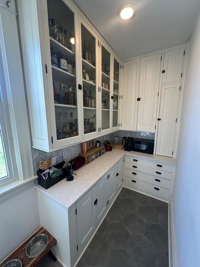 Building Photo - Spacious 3-Bedroom with Luxury Upgrades!!