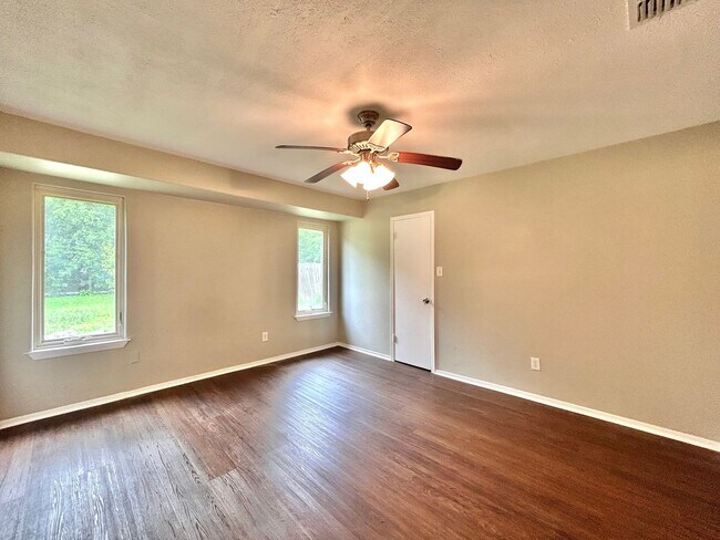 Building Photo - 3305 Oak Alley