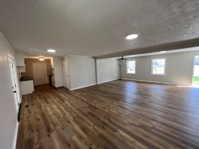 Building Photo - 2840 Shady Ln W