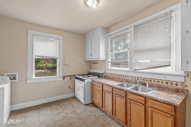Building Photo - Charming Remodeled Home in the Heart of Sh...