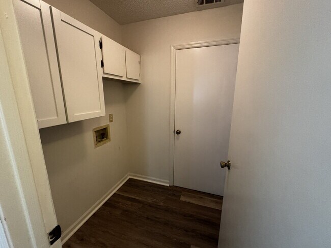 Building Photo - House for Rent
