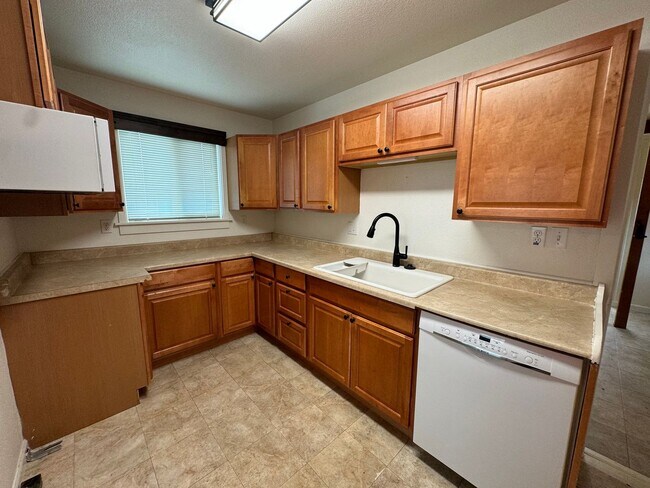 Building Photo - 3 bedroom house with a guest house