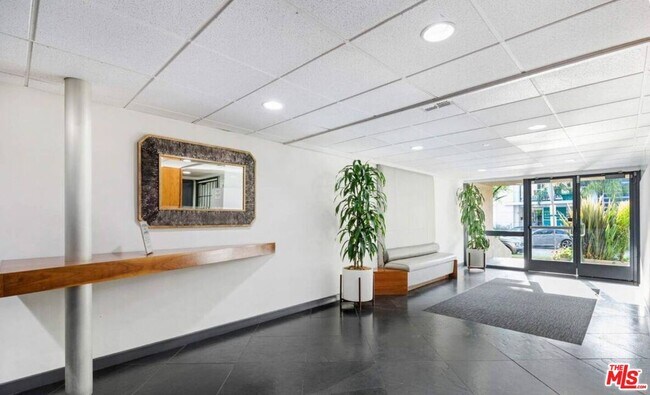 Building Photo - 740 Kings Rd