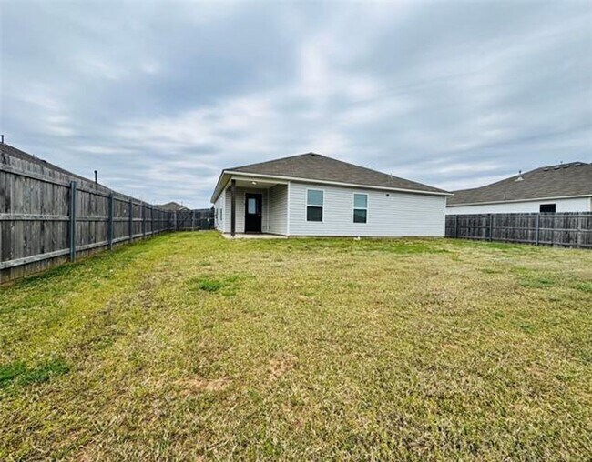Building Photo - Newer build with Split Floor plan