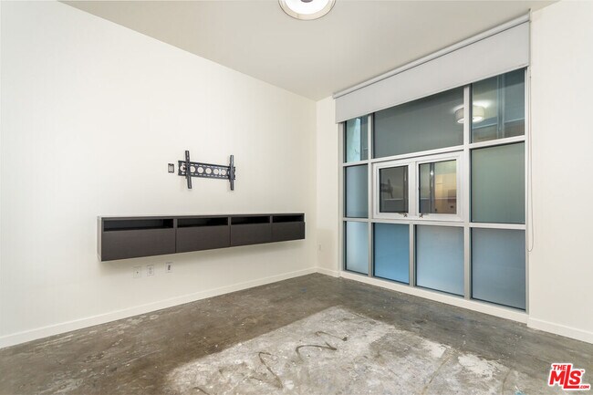 Building Photo - 630 W 6th St