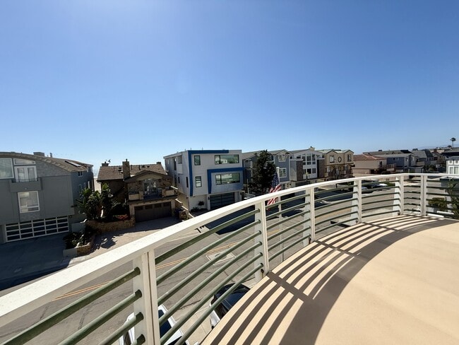 Building Photo - 3744 Ocean Dr