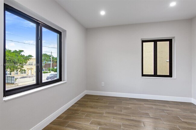 Building Photo - 1136 SW 12th Ct