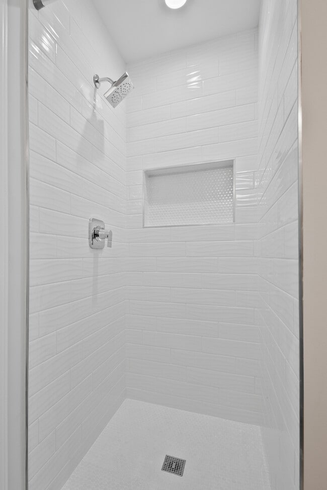 Building Photo - 546 W Parkside Dr