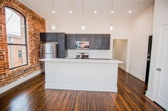 Building Photo - 110 W Knox St