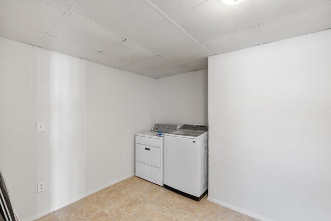 Building Photo - 7422 W Turney Ave