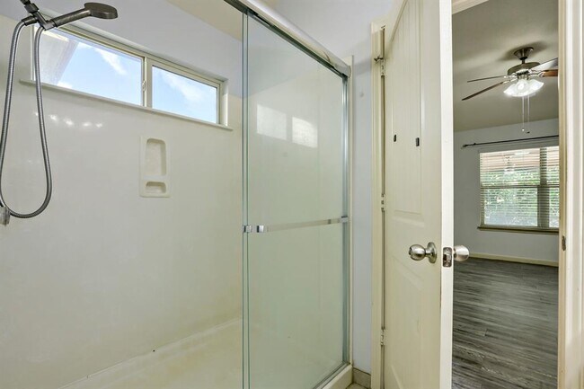 Building Photo - 12307 Waterford Run Way