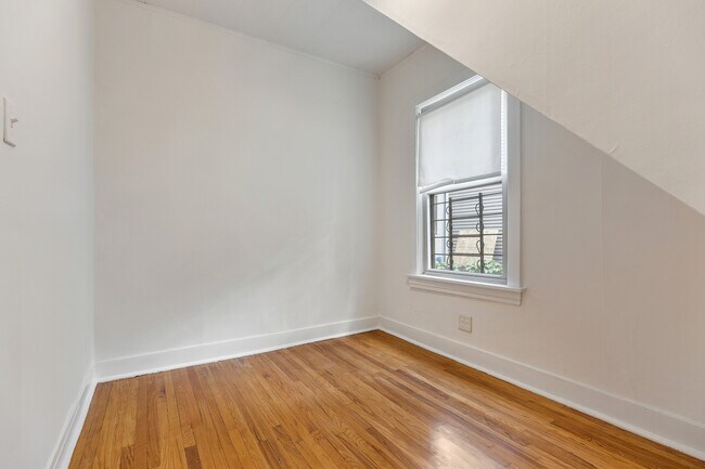 Building Photo - 2138 W Wellington Ave