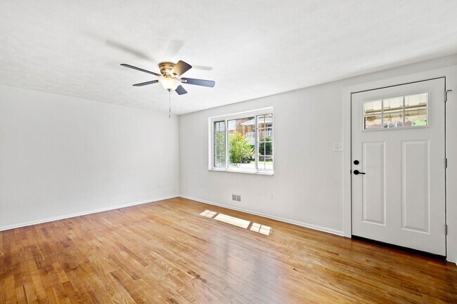 Building Photo - AVAILABLE SEPT 1ST!! GORGEOUS 3 BEDROOM IN...